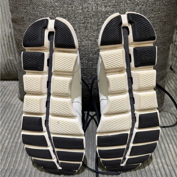 On Running Men's White and Black Sneakers Used in good condition - Picture 5 of 5